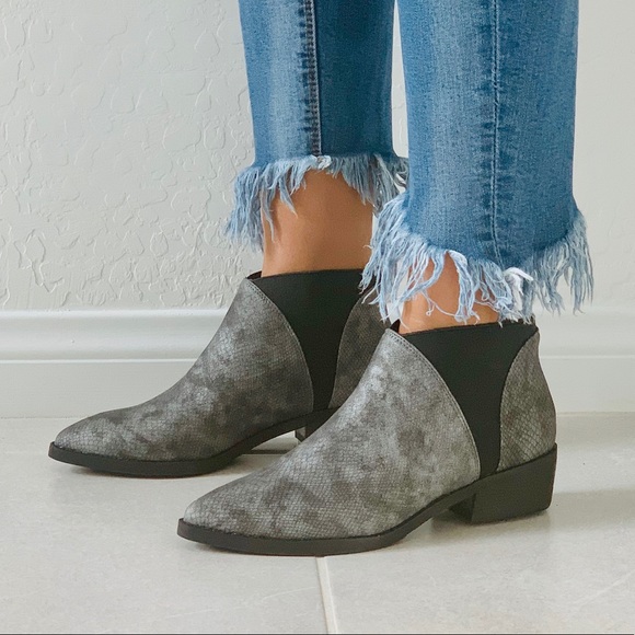 Snake Textured Pointy Toe Chelsea Ankle Bootie - Picture 4 of 8